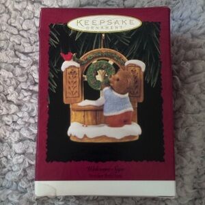 Hallmark 1996 Vintage Keepsake Ornament “Welcome Sign” with Bear and Wreath